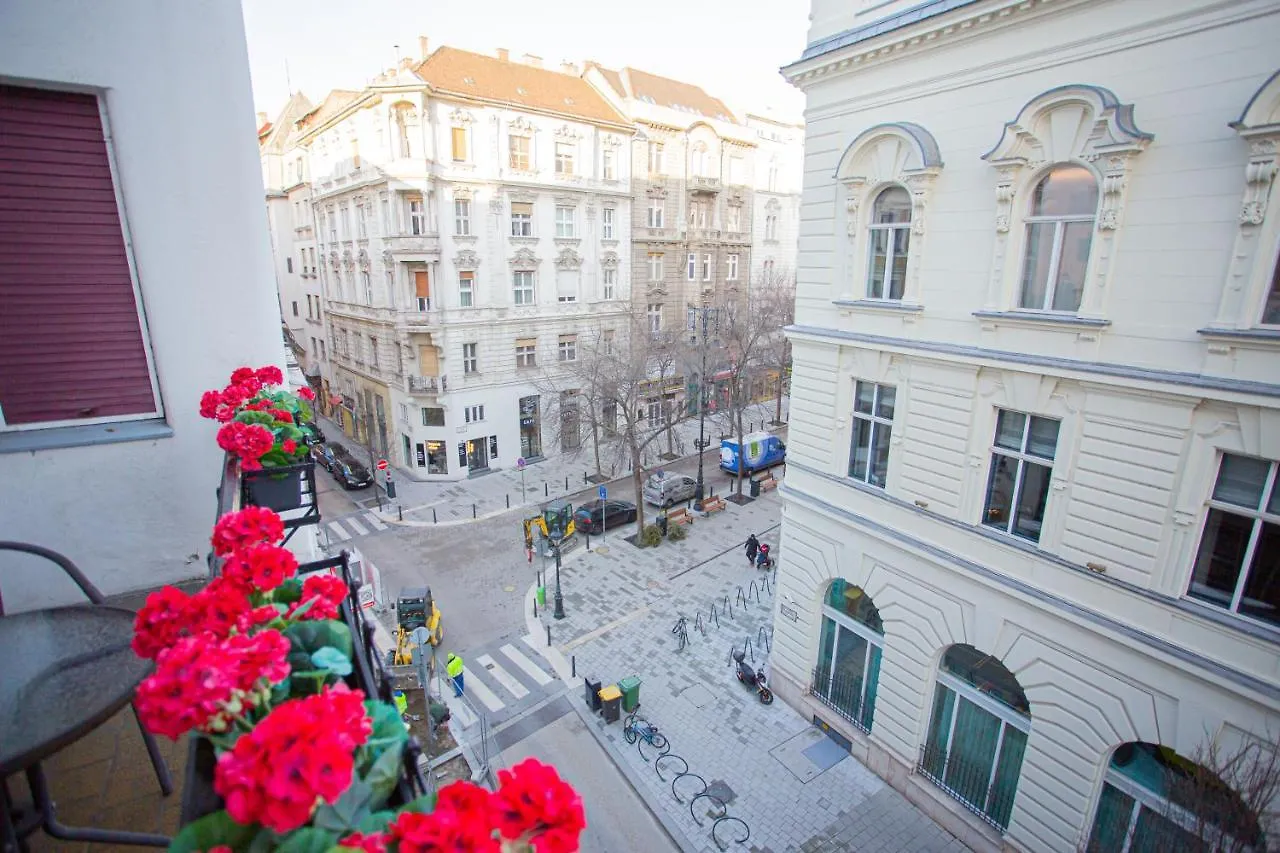 Vaci Street Studio Budapest Apartment