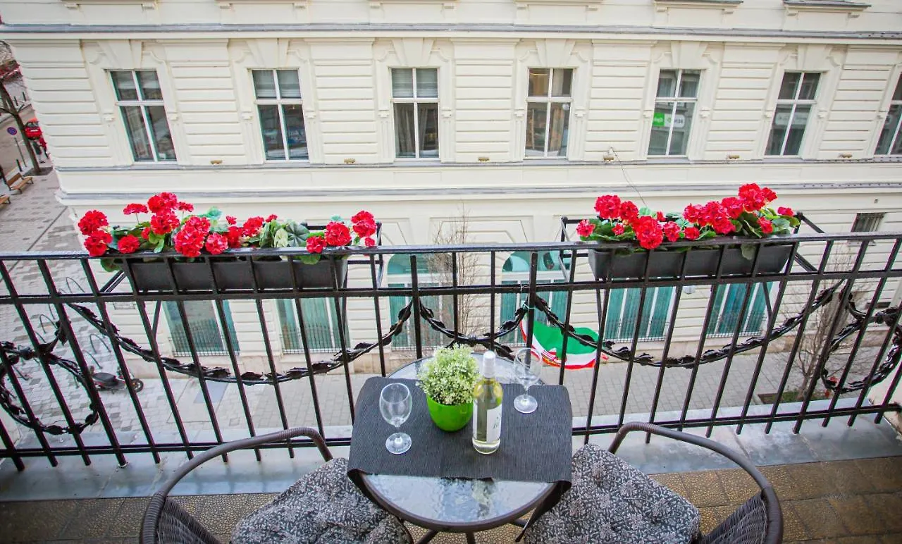 Vaci Street Studio Budapest Apartment