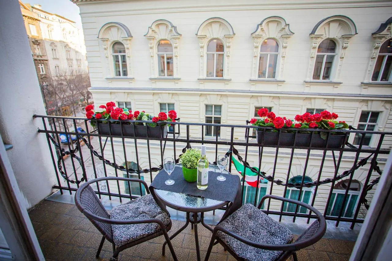 Vaci Street Studio Budapest Apartment
